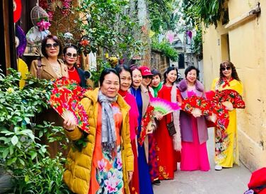 Câu Lạc Bộ Nữ Hoàng Hải Phòng với Quạt Chàng Sơn.