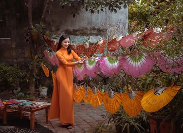 Tinh khôi áo dài, hương nét xuân với quạt Chàng Sơn