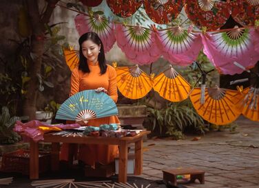 Tinh khôi áo dài, hương nét xuân với quạt Chàng Sơn