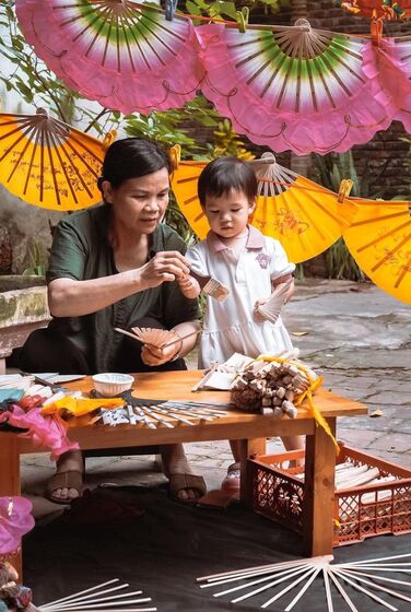 Tinh khôi áo dài, hương nét xuân với quạt Chàng Sơn