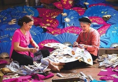 "Làn gió mới" từ làng nghề quạt Chàng Sơn