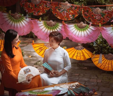 Tinh khôi áo dài, hương nét xuân với quạt Chàng Sơn