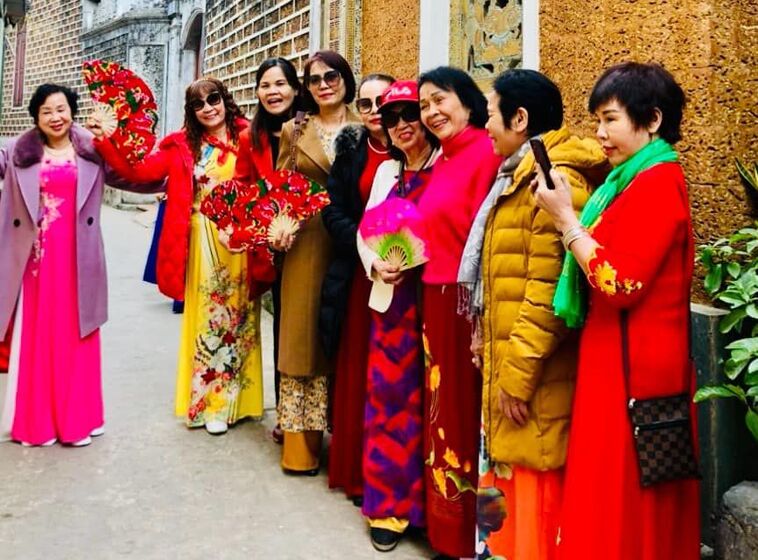 Câu Lạc Bộ Nữ Hoàng Hải Phòng với Quạt Chàng Sơn.